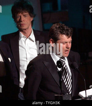 Rolling Stones Mick Jagger hört auf Rolling Stone Magazine creator Jann Wenner Dankesrede nach beign in die Hall of Fame 2004 an der 19. jährlichen Rock and Roll Hall of Fame induction Zeremonien am 15. März 2004 in New York, abgehaltenen eingesetzt. (UPI/Ezio Petersen) Stockfoto