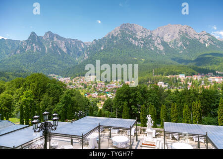 Fantastische Prahova Tal ist die besten touristischen Ort mit Bucegi Bergblick von Cantacuzino Balkon Stockfoto