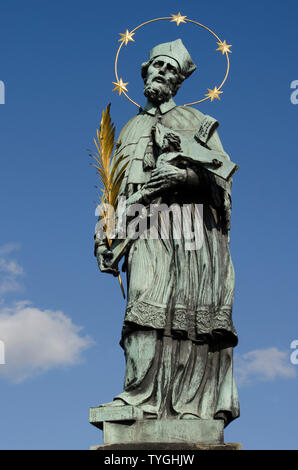 Hl. Johannes von Nepomunk Statue auf der Karlsbrücke in Prag, Tschechische Republik. Stockfoto