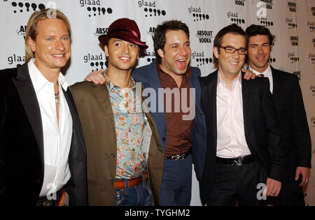 Alle Darsteller aus "Queer Eye für die Straight Guy" vor allem Carson Kressley und Jai Rodriquez (von links nach rechts) posieren für die New York Medien an der 15. jährlichen Glaad Media Awards am 12. April 2004. (UPI/Ezio Petersen) Stockfoto
