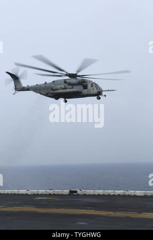 Roten Meer (Nov 8, 2016) Ein CH-53E mit 22 Marine Expeditionary Unit (MEU) weg von der Flight Deck der Amphibisches Schiff USS Wasp (LHD 1) am Nov 8, 2016. Der 22 MEU, eingesetzt mit dem Wasp amphibischen bereit, Gruppe, ist die Durchführung von militärischen Operationen zur Unterstützung der US-amerikanischen nationalen Sicherheitsinteressen in der fünften Flotte Bereich der Operationen. Stockfoto