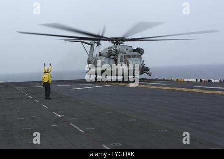 Roten Meer (Nov 8, 2016) Ein CH-53E mit 22 Marine Expeditionary Unit (MEU) sitzt auf dem Flugdeck der Amphibisches Schiff USS Wasp (LHD 1) am Nov 8, 2016. Der 22 MEU, eingesetzt mit dem Wasp amphibischen bereit, Gruppe, ist die Durchführung von militärischen Operationen zur Unterstützung der US-amerikanischen nationalen Sicherheitsinteressen in der fünften Flotte Bereich der Operationen. Stockfoto