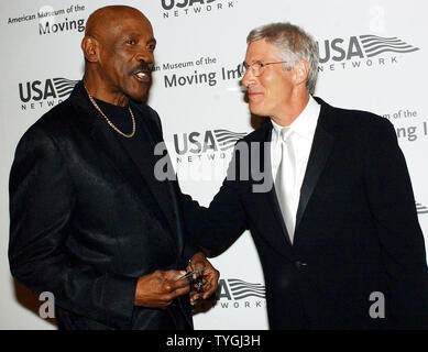 Schauspieler Louis Gossett (links) stellt für die New York Medien mit dem Schauspieler Richard Gere am 20. April 2004 im Amerikanischen Museum des bewegten Bildes Gruß zu Richard Gere. (UPI/Ezio Petersen) Stockfoto