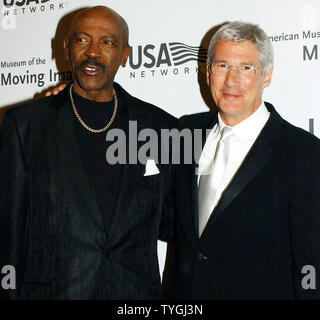 Schauspieler Louis Gossett (links) stellt für die New York Medien mit dem Schauspieler Richard Gere am 20. April 2004 im Amerikanischen Museum des bewegten Bildes Gruß zu Richard Gere. (UPI/Ezio Petersen) Stockfoto