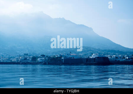 Die Stadt von Forio d'Ischia, Italien, vom Meer in den frühen Morgenstunden gesehen Stockfoto