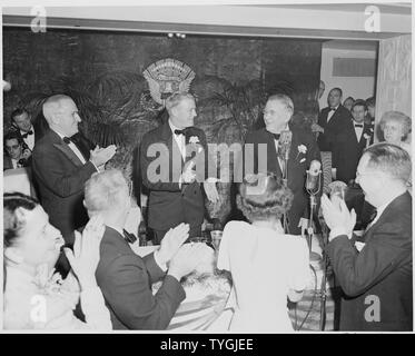 Präsident Truman (links) steht und applaudiert Vice President Alben Barkley (dritter von links) am Abendessen zu Ehren an der Mayflower Hotel in Washington D. C. Stockfoto