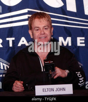 Sir Elton John kündigte in New York am 27. April 2004, dass er seinen ersten Nordamerikanischen Konzert wird mit einem vollen Symphony Orchestra in der Radio City Music Hall im Juli 2004 geben. (UPI/Ezio Petersen) Stockfoto