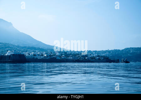 Die Stadt von Forio d'Ischia, Italien, vom Meer in den frühen Morgenstunden gesehen Stockfoto