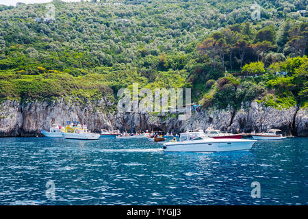 Touristische boote in der Warteschlange vor der Blauen Grotte auf der Insel Capri, Italien Stockfoto