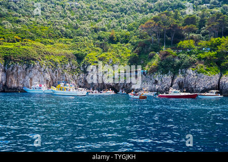 Touristische boote in der Warteschlange vor der Blauen Grotte auf der Insel Capri, Italien Stockfoto