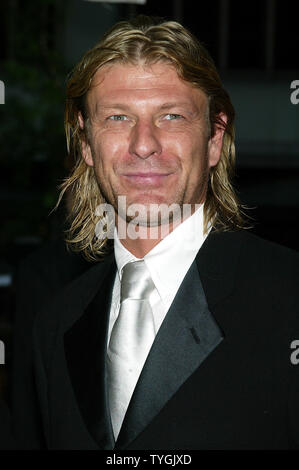 Sean Bean stellt für Bilder bei der Premiere von "Troy" an der Ziegfeld Theater in New York am 10. Mai 2004. (UPI Foto/Laura Cavanaugh) Stockfoto