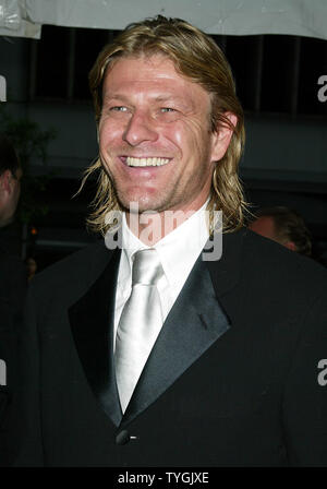 Sean Bean stellt für Bilder bei der Premiere von "Troy" an der Ziegfeld Theater in New York am 10. Mai 2004. (UPI Foto/Laura Cavanaugh) Stockfoto