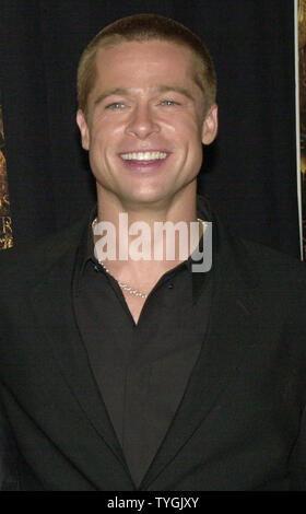 Schauspieler Brad Pitt stellt für die Medien am Mai 10, 2004 US-Premiere in New York in seinem neuen Film "Troy" (UPI/Ezio Petersen) Stockfoto