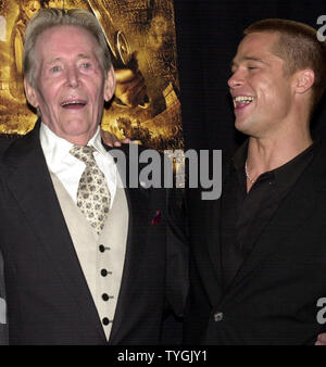 Schauspieler Brad Pitt wirft mit Film Co-star Peter O Toole (links) am Mai 10, 2004 US-Premiere in New York von Pitt neuen Film "Troy" (UPI/Ezio Petersen) Stockfoto