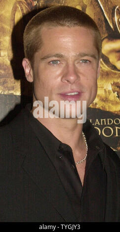 Schauspieler Brad Pitt stellt für die Medien am Mai 10, 2004 US-Premiere in New York in seinem neuen Film "Troy" (UPI/Ezio Petersen) Stockfoto