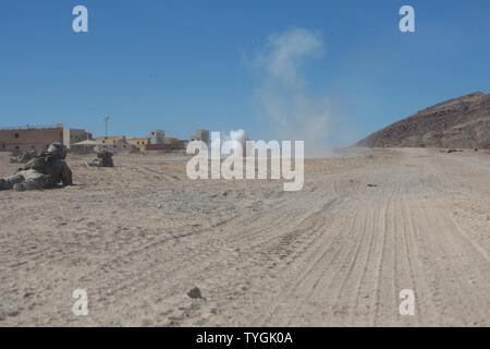 Us-Marines mit Alpha Company, 1st Battalion, 2nd Marine Regiment, 2nd Marine Division, Durchführung platoon Patrol Übungen in Hidalgo Stadt, auf Twentynine Palms, Calif., Nov. 8, 2016. Die Marines von Alpha Company durchgeführt Platoon patrol Übungen in der Vorbereitung für eine urbane Bewegung, als Teil der integrierten Übung (ITX) 1-17 in Vorbereitung auf die bevorstehende Special Purpose Marine Air-Ground Task Force. Stockfoto