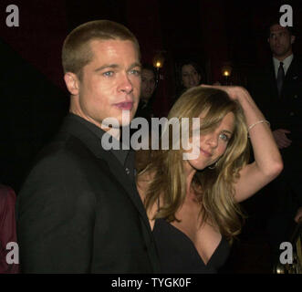 Schauspieler Brad Pitt und seine Frau Schauspielerin Jennifer Aniston nehmen an der 10 Mai 2004 US-Premiere in New York von Pitt neuen Film "Troy" (UPI/Ezio Petersen) Stockfoto