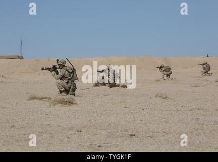 Us-Marines mit Alpha Company, 1st Battalion, 2nd Marine Regiment, 2nd Marine Division, Durchführung platoon Patrol Übungen in Hidalgo Stadt, auf Twentynine Palms, Calif., Nov. 8, 2016. Die Marines von Alpha Company durchgeführt Platoon patrol Übungen in der Vorbereitung für eine urbane Bewegung, als Teil der integrierten Übung (ITX) 1-17 in Vorbereitung auf die bevorstehende Special Purpose Marine Air-Ground Task Force. Stockfoto