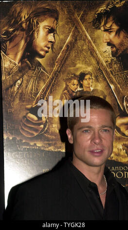 Schauspieler Brad Pitt stellt mit seinem Film Poster Bild am Mai 10, 2004 US-Premiere in New York von Pitt neuen Film "Troy" (UPI/Ezio Petersen) Stockfoto