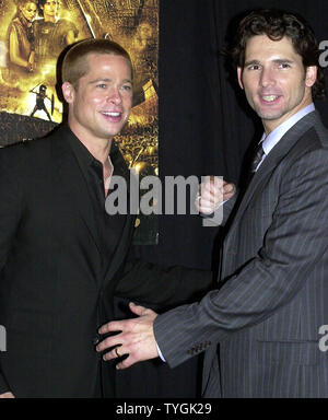 Schauspieler Brad Pitt wirft mit Film Co-stars Eric Bana (während er scherzhaft wirft eine gefälschte Durchschlag an Brad) am Mai 10, 2004 US-Premiere in New York von Pitt neuen Film "Troy" (UPI/Ezio Petersen) Stockfoto