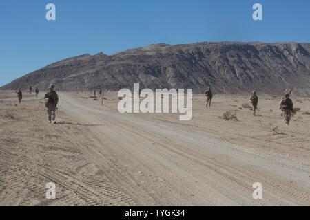 Us-Marines mit Alpha Company, 1st Battalion, 2nd Marine Regiment, 2nd Marine Division, Durchführung platoon Patrol Übungen in Hidalgo Stadt, auf Twentynine Palms, Calif., Nov. 8, 2016. Die Marines von Alpha Company durchgeführt Platoon patrol Übungen in der Vorbereitung für eine urbane Bewegung, als Teil der integrierten Übung (ITX) 1-17 in Vorbereitung auf die bevorstehende Special Purpose Marine Air-Ground Task Force. Stockfoto