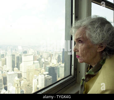 Legendäre Schauspielerin Fay Wray, 97, macht ein historischer Besuch am 15. Mai 2004 zur Sternwarte Turm auf das Empire State Building, dem berühmten in ihrem Film 1933 "King Kong" (UPI/Ezio Petersen vorgenommen wurde) Stockfoto