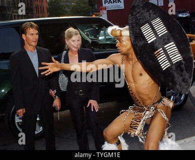 Schauspieler Patrick Swayze und seine Frau Lisa Niemi Blick auf die Südafrikanischen Tänzer Sie am 7. Juni 2004 unterhalten, Screening seiner Hallmark Channel TV-Film "King Solomon's Mines" (UPI Foto/Ezio Petersen) Stockfoto