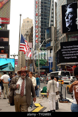 New Yorker und Touristen versammeln sich auf militärische Insel in der Zeit der New Yorker Square District am 11. Juni 2004 zur Live-übertragung von Washington D.C. des ehemaligen Präsidenten Ronald Reagan watch Beerdigung. (UPI Foto/Ezio Petersen) Stockfoto