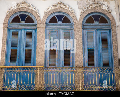 Fassade und Fenster von alten Gebäuden in Rio de Janeiro Stockfoto