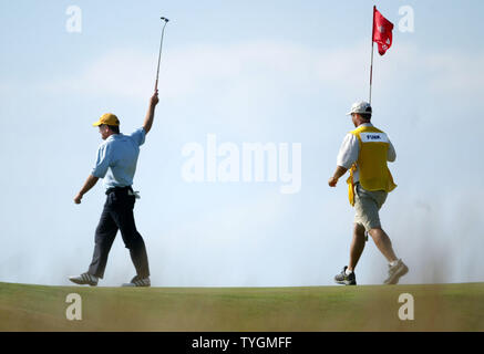 Fred Funk wirft seinem Club an der Seite von Caddie Mark lange auf dem 11 Grün nach Funk ein Birdie Putt in der dritten Runde der US Open 104 sank bei Shinnecock Hills Golf Club in Southampton, NEW YORK, die am 19. Juni 2004. (UPI Foto/John angelillo) Stockfoto