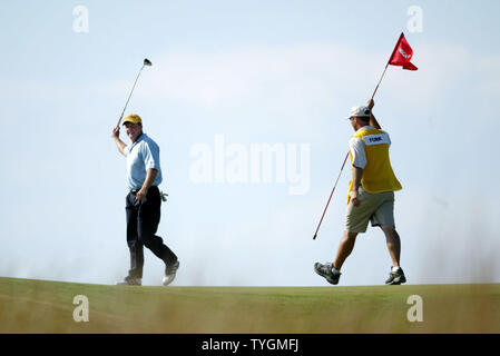 Fred Funk wirft seinem Club an der Seite von Caddie Mark lange auf dem 11 Grün nach Funk ein Birdie Putt in der dritten Runde der US Open 104 sank bei Shinnecock Hills Golf Club in Southampton, NEW YORK, die am 19. Juni 2004. (UPI Foto/John angelillo) Stockfoto