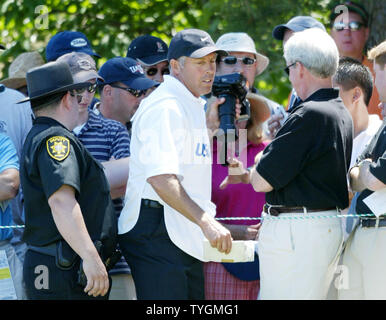 Tiger Woods caddie Steve Williams greift nach einer Kamera von einem Fan auf der zweiten T-Stück Kasten während der Endrunde, die von der 104 US Open in Shinnecock Hills Golf Club in Southampton, NY Am 20. Juni 2004. (UPI Foto/John angelillo) Stockfoto