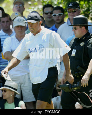 Tiger Woods caddie Steve Williams greift nach einer Kamera von einem Fan auf der zweiten T-Stück Kasten während der Endrunde, die von der 104 US Open in Shinnecock Hills Golf Club in Southampton, NY Am 20. Juni 2004. (UPI Foto/John angelillo) Stockfoto