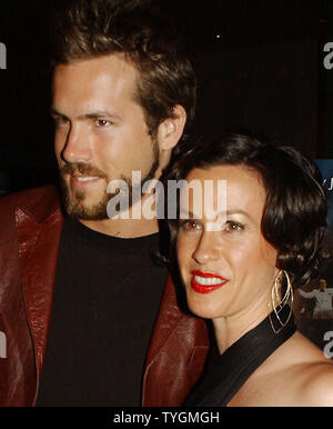 Schauspieler Ryan Reynolds und seine Freundin Sängerin Alanis Morissette (wer im Film erscheint) pose am Juni 21, 2004 New York Premiere von 'De-Schöne" welcher Star Kevin Kline als Cole Porter. (UPI Foto/Ezio Petersen) Stockfoto