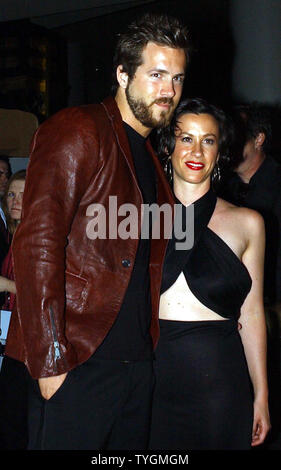 Schauspieler Ryan Reynolds und seine Freundin Sängerin Alanis Morissette (wer im Film erscheint) pose am Juni 21, 2004 New York Premiere von 'De-Schöne" welcher Star Kevin Kline als Cole Porter. (UPI Foto/Ezio Petersen) Stockfoto