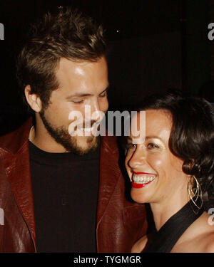 Schauspieler Ryan Reynolds und seine Freundin Sängerin Alanis Morissette (wer im Film erscheint) pose am Juni 21, 2004 New York Premiere von 'De-Schöne" welcher Star Kevin Kline als Cole Porter. (UPI Foto/Ezio Petersen) Stockfoto