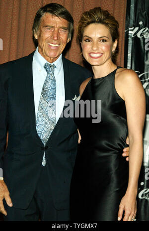 Mariska Hargitay und Vater Mickey Hargitay Posieren für Bilder, die mit der amerikanischen Frauen in Radio und Fernsehen jährliche Gracie Allen Awards Gala im Hilton Hotel in New York am 22. Juni 2004. (UPI Foto/Laura Cavanaugh) Stockfoto
