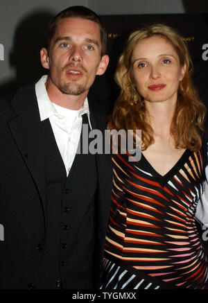 Schauspieler Ethan Hawke und Julie Delpy pose Am 26. Juni 2004 in New York Premiere ihres Films "Vor Sonnenuntergang", die Sie schrieb mit Regisseur Richard Linklater. (UPI Foto/Ezio Petersen) Stockfoto