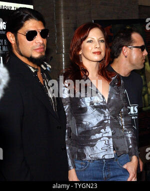 Robert Trujillo, Lars Ulrich (L, R) Mitglieder von 'Metallica' eine Heavy Metal Band mit Schauspielerin Traci Lords am Juli 7, 2004 in New York Premiere der Dokumentarfilm 'Metallica: eine Art Monster." (UPI Foto/Ezio Petersen) Stockfoto