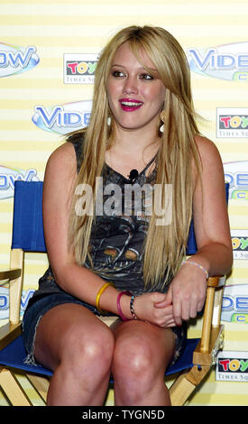 Hilary Duff stellt für Bilder nach der Einführung von Hasbro Videonow Farbe tragbare Video Player bei Toys 'R' Us in New York am 15. Juli 2004. (UPI Foto/Laura Cavanaugh) Stockfoto
