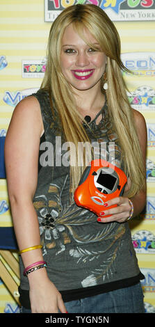 Hilary Duff stellt für Bilder nach der Einführung von Hasbro Videonow Farbe tragbare Video Player bei Toys 'R' Us in New York am 15. Juli 2004. (UPI Foto/Laura Cavanaugh) Stockfoto