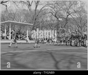 Präsident Truman besucht Army Day Parade in Washington, DC ist er die Parade von der Überprüfung stand. Stockfoto