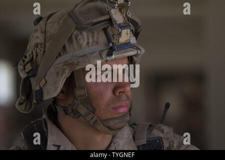 Lance Cpl. Justin Erazo-Brown sucht nach einem simulierten oppositionelle Kraft während der militärischen Operationen in urbanem Gelände Ausbildung bei der Marine Corps Air-Ground Bekämpfung Mitte Zwanzig - neun Palmen, Calif., Nov. 8, 2016. Erazo-Brown ist ein rifleman mit 1St Battalion, 2nd Marine Regiment, 2nd Marine Division. Die Einheit abgeschlossen integrierte Ausbildung Übung 1-17 in der Vorbereitung für eine bevorstehende Bereitstellung. (U.s. Marine Corps Stockfoto