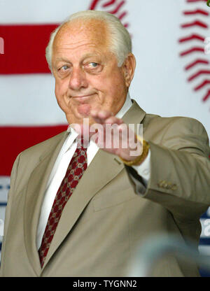 Tommy Lasorda Wellen an die Fans während der Major League Baseball Hall of Fame Induktion von Dennis Eckersley und Paul Molitor in Cooperstown, New York am 25. Juli 2004. (UPI Foto/John angelillo) Stockfoto