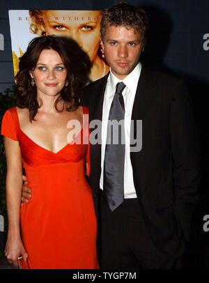 Schauspielerin Reese Witherspoon und ihr Ehemann Schauspieler Ryan Phillippe nehmen an der Aug.18, 2004 in New York Premiere ihres neuen Films "Vanity Fair" (UPI Foto/Ezio Petersen) Stockfoto