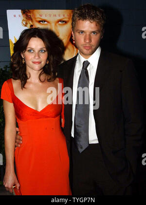 Schauspielerin Reese Witherspoon und ihr Ehemann Schauspieler Ryan Phillippe nehmen an der Aug.18, 2004 in New York Premiere ihres neuen Films "Vanity Fair" (UPI Foto/Ezio Petersen) Stockfoto