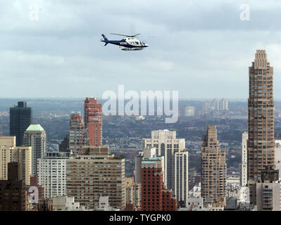 Ein New York City Polizei helocopter Flys über Central Park als "Code Pink" Demonstranten bilden eine menschliche rosa Freiheitsstatue der Krieg im Irak zu protestieren, der am 30. August 2004. Der Protest wurde wegen der Republican National Convention in New York diese Woche gehalten wird geplant. (UPI Foto/Michael Kleinfeld) Stockfoto