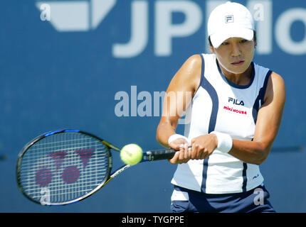 Akiko Morigami liefert dienen, während Ihr gerade für die zweite runde Niederlage zu Tatiana Golovin bei den US Open in Flushing, New York am 1. September 2004. (UPI Foto/John angelillo) Stockfoto