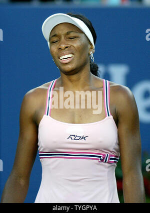 Venus Williams sieht in ihrer geraden Sätzen Verlust zu Lindsay Davenport bei Tag 8 Aktion bei den US Open in Flushing, New York am 6. September 2004 frustriert. (UPI Foto/John angelillo) Stockfoto