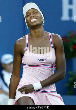 Venus Williams sieht in ihrer geraden Sätzen Verlust zu Lindsay Davenport bei Tag 8 Aktion bei den US Open in Flushing, New York am 6. September 2004 frustriert. (UPI Foto/John angelillo) Stockfoto